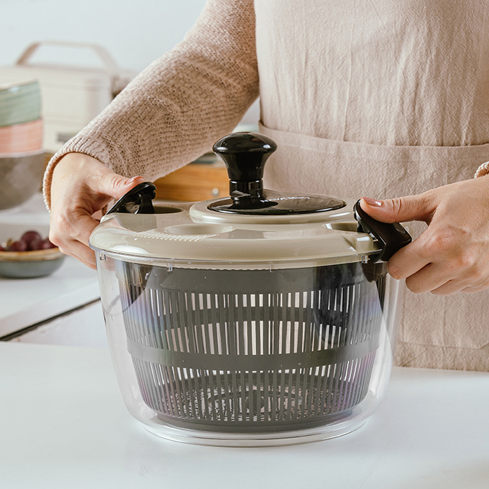 Centrifuga asciuga insalata Misty di NAVA in plastica con clip di sicurezza  e un contenitore di drenaggio rotante