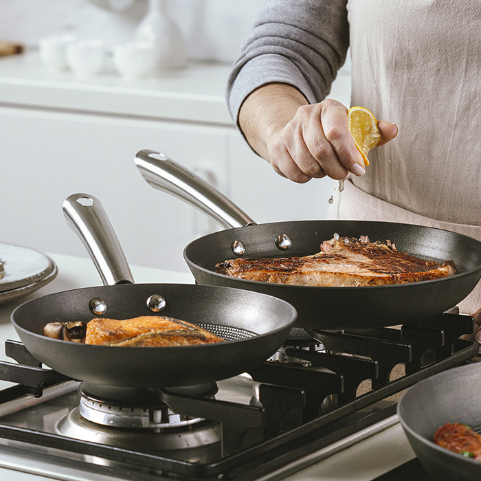 Padella antiaderente in ghisa Atlas 30cm con manico in acciaio inossidabile