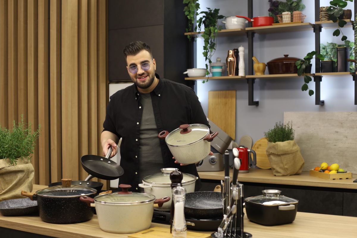 Lo chef greco Stavros Varthalitis cucina con NAVA